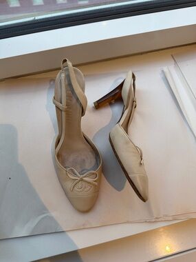 Chanel Classic Captoe Beige Slingback Pumps with Bow Detail